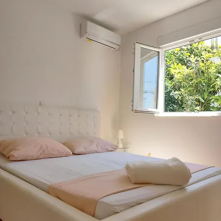 Charmy Petra With Pool Makarska