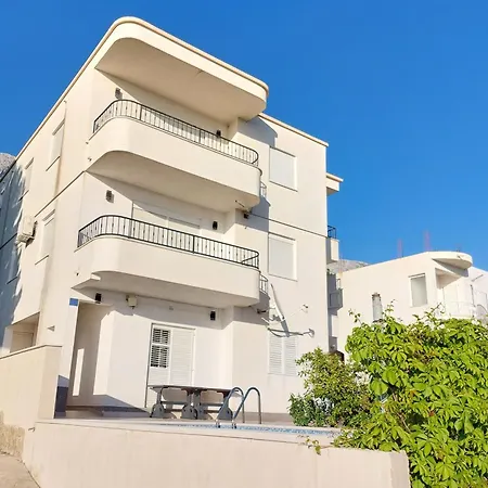 Apartman Charmy With Pool Makarska