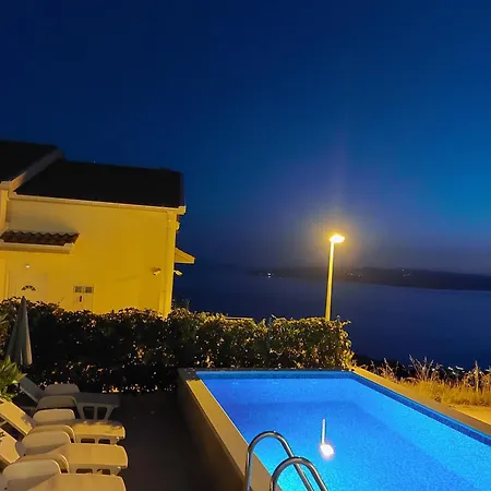 Charmy Petra With Pool Makarska