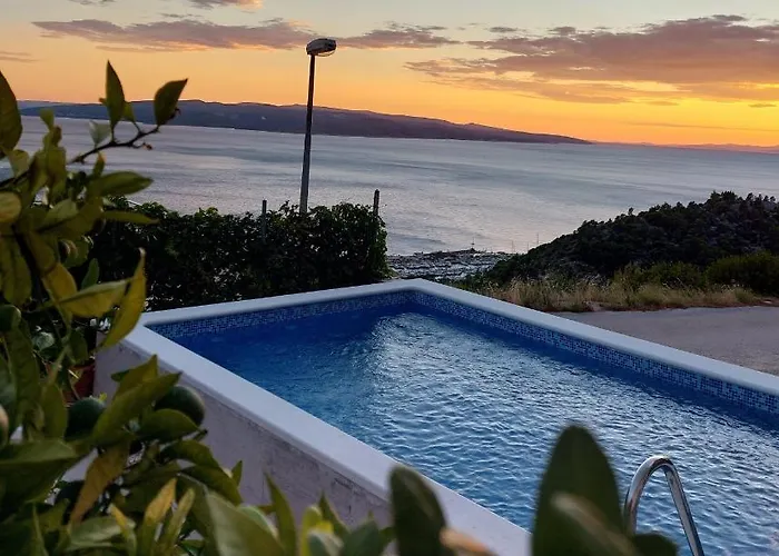 Charmy Petra With Pool *