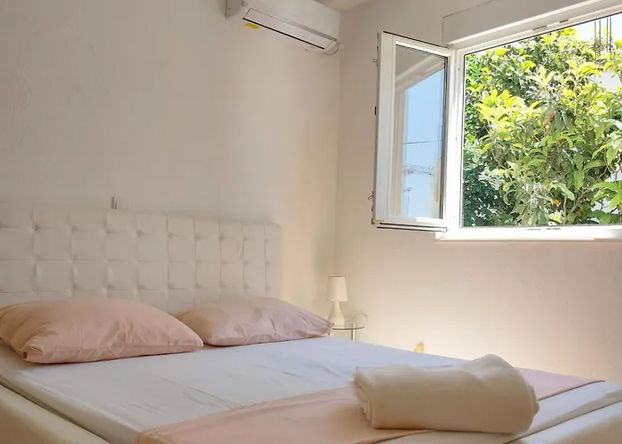 Charmy Petra With Pool Makarská